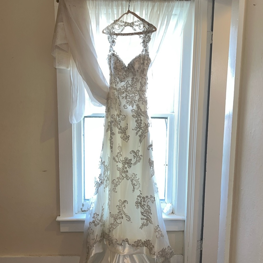 Wedding gown - Picture 2 of 9